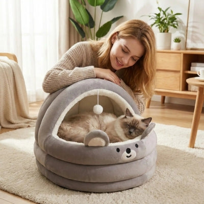 maîtresse regardant chat dormir dans sa niche chat intérieur grise