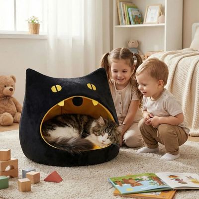 niche à chat maine coon endormi dedans enfants contents le regardant