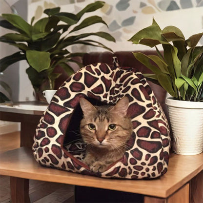 niche pour chat leopard avec chat relaxant dedans