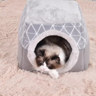 niche pour chaton grise chat detendu dessus