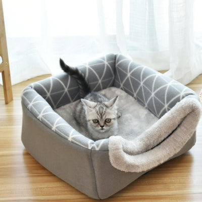 niche pour chaton grise chaton detendu dessus