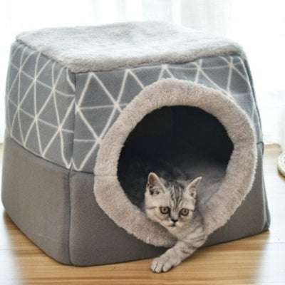 niche pour chaton grise chaton en relaxation dedans