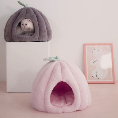 niche pour chaton rose dans salon grise chaton lové dedans