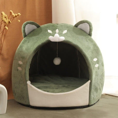 niche pour chaton vert dans salon sur parquet