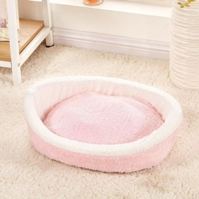 nid chaton rose poudré sans toit sur tapis