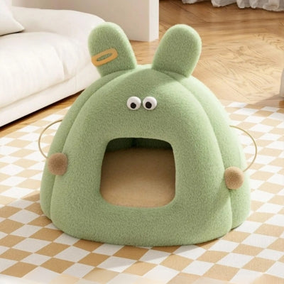 nid chaton vert amande sur tapis