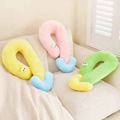 oreiller chat rose jaune vert sur canapé