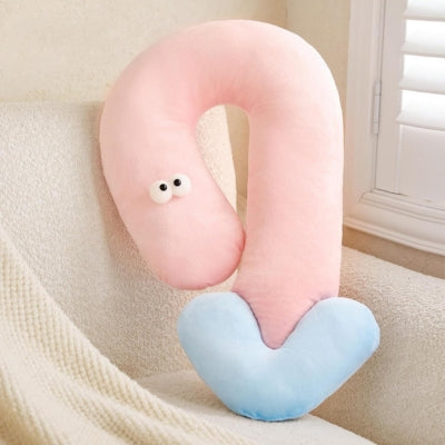 oreiller chat rose sur canapé