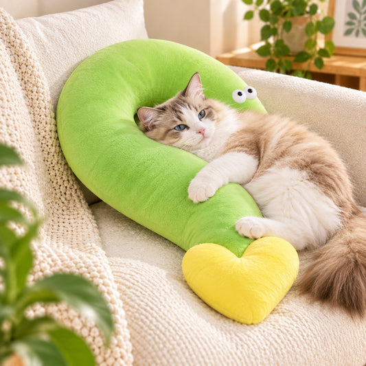 oreiller chat vert en forme U chat allongé dessus