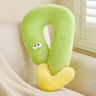 oreiller chat vert sur canapé