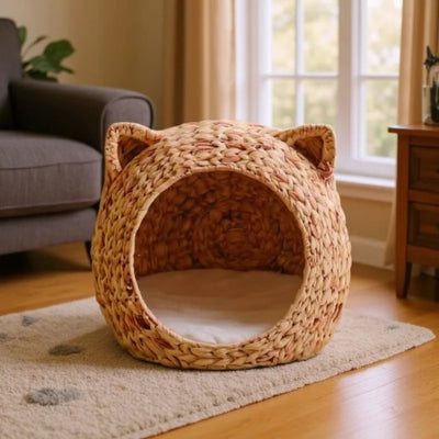 panier à chat en osier posé sur tapis salon