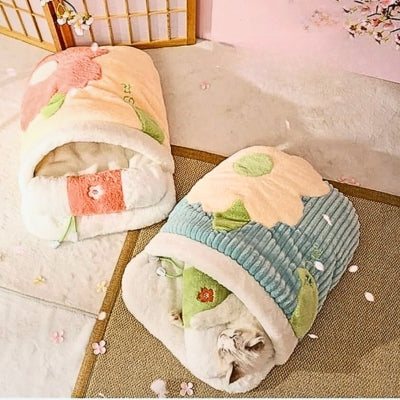 panier chat chaton relaxant confortablement dans vert rose derrière