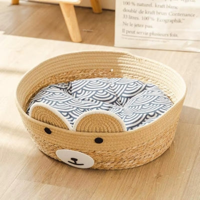 panier chat en osier avec coussin bleu sur parquet
