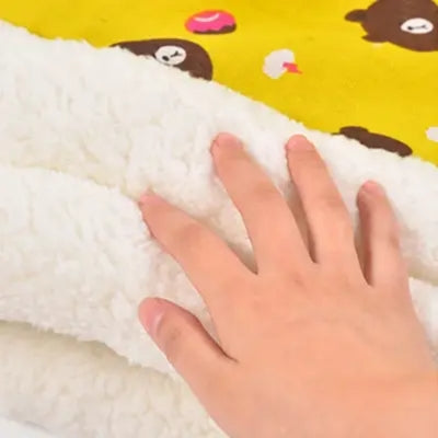 panier chat jaune main touchant tissu