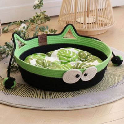 panier osier avec coussin vert blanc