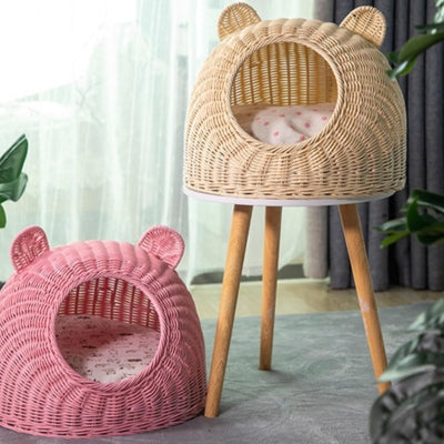 panier chat osier beige sur tabouret panier rose sur moquette