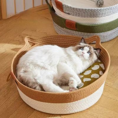 panier chat osier ragdoll couché confortablement dessus
