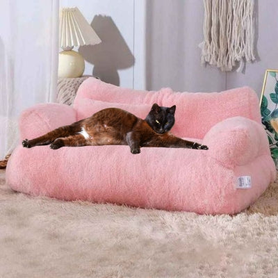 panier chat rose chat allongé confortablement dessus