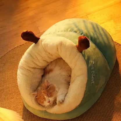 panier chat vert avec chat endormi dedans