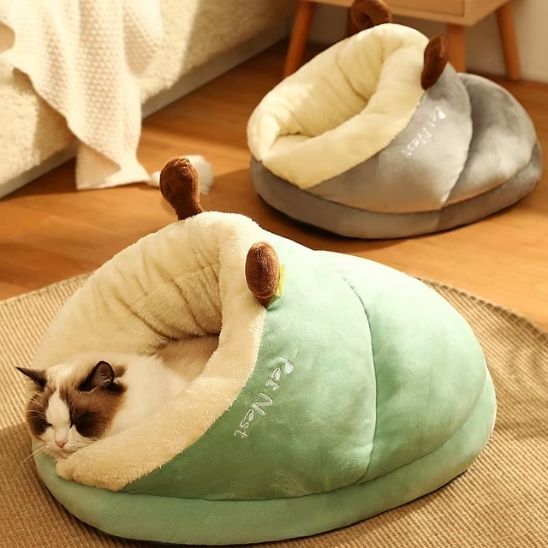 panier chat vert avec chat en sieste dedans
