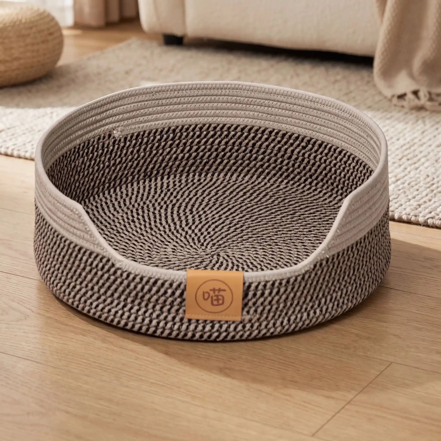 panier chaton graphite en corde tressée posé sur parquet clair