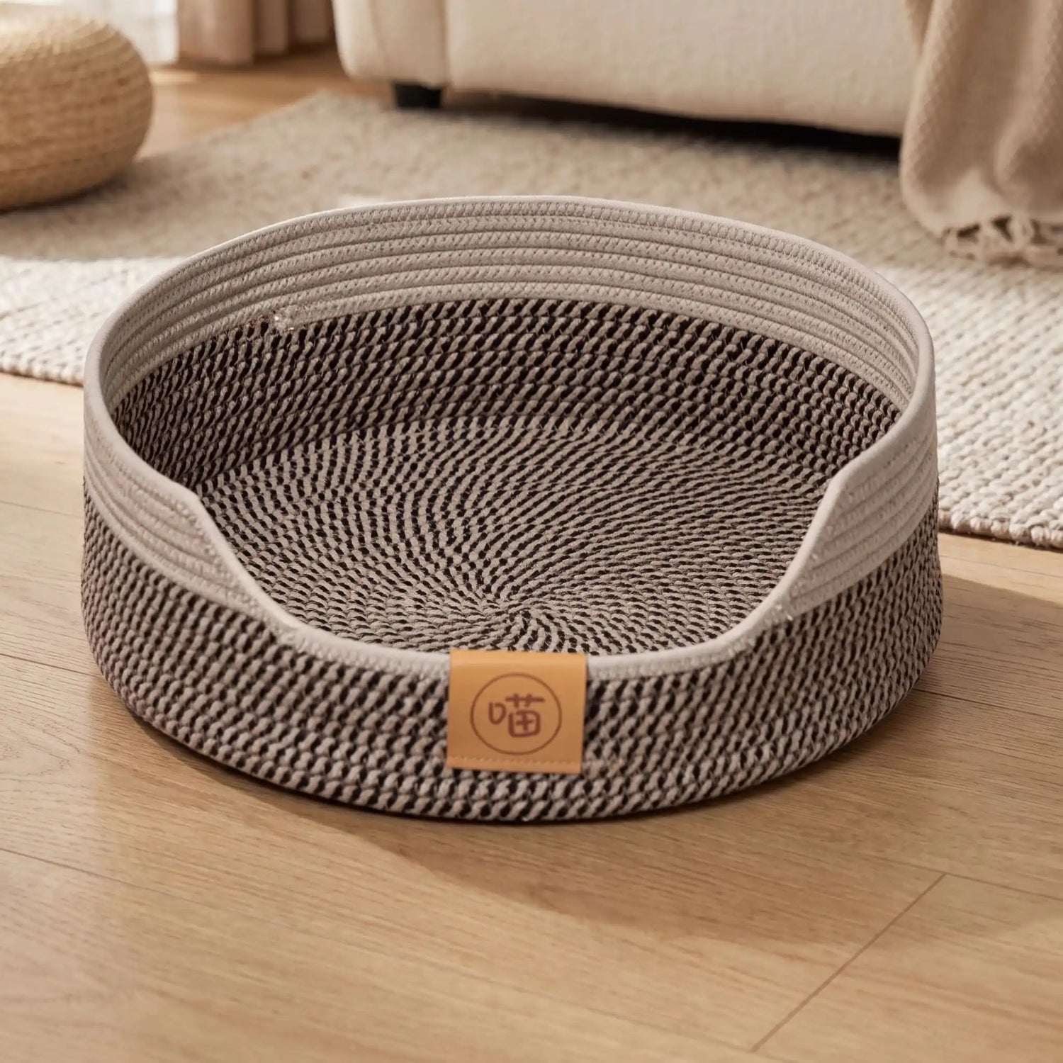 panier chaton graphite en corde tressée posé sur parquet clair