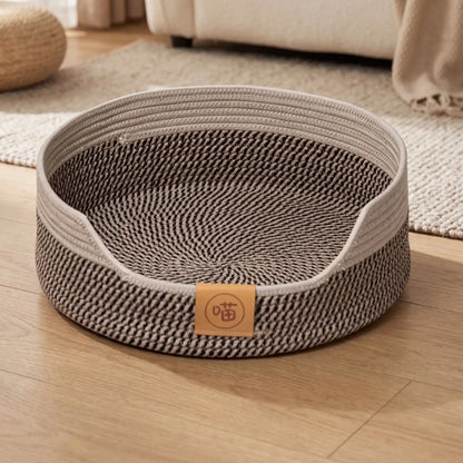 panier chaton graphite en corde tressée posé sur parquet clair