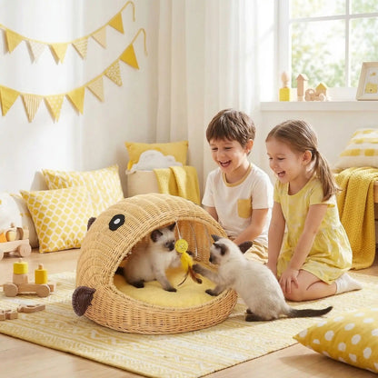 panier chatons deux enfants jouent avec deux chatons siamois