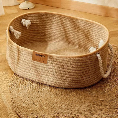  panier chatons sur tapis rond en jute