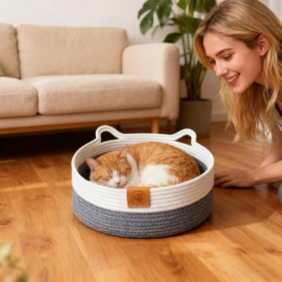 panier osier chat dort en boule femme heureuse de le voir apaisé