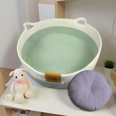 panier osier chat dans chambre enfants