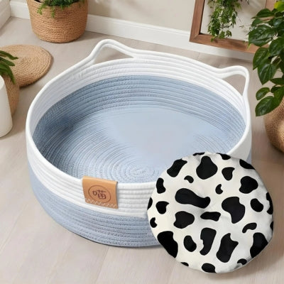 panier osier chat dans salon sur parquet