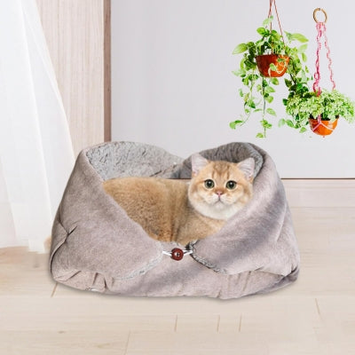 panier pour chat gris clair chat detendu dedans