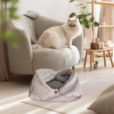 panier pour chat gris clair dans salon chat sur sofa