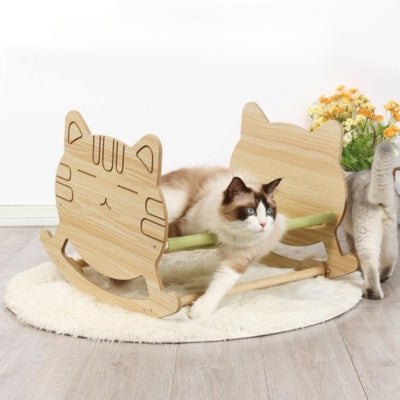 ragdoll allogé confortablement sur son hamac à chat