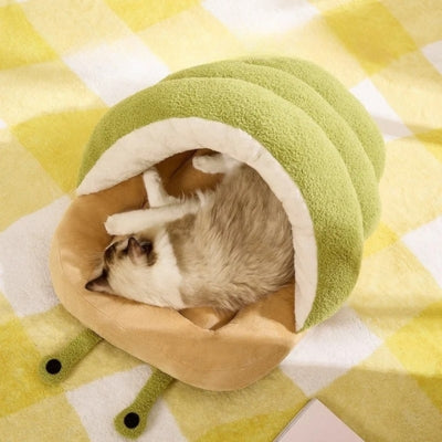 ragdoll couché en boule niche a chats