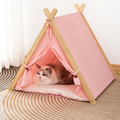 ragdoll detendu confortablement dans tipi pour chat rose