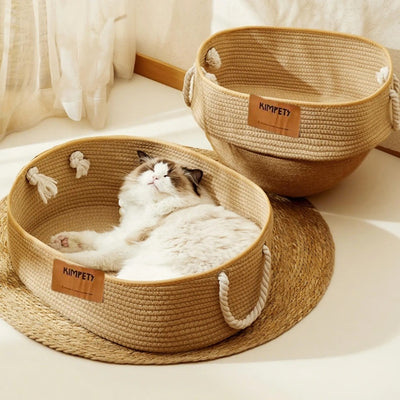 ragdoll dort confortablement dans panier chatons autre panier derrière