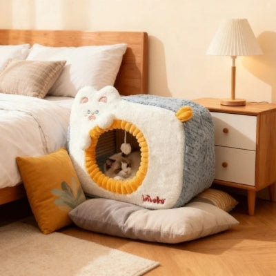 ragdoll dort profondement dans une de ses niches chat