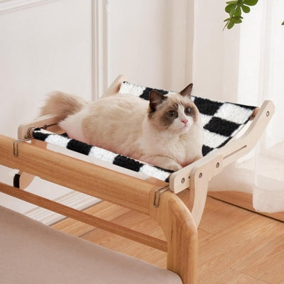 ragdoll en relaxation sur hamac chat suspendu à l'accoudoir chaise