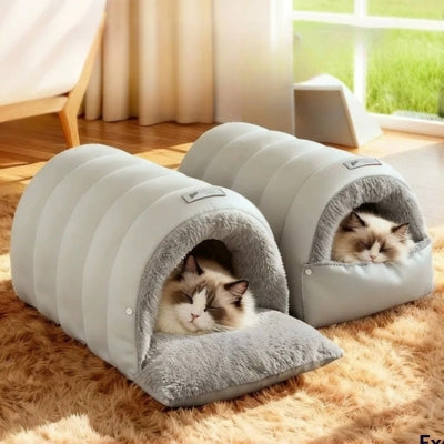 ragdoll endormi dans niche chat isolée ouverte autre dans niche fermée