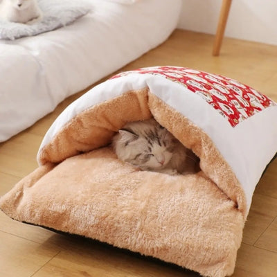 ragdoll endormi paisiblement dans lit pour chaton