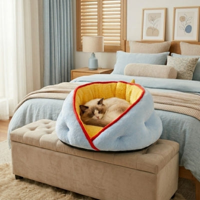 ragdoll enroulé dans niche pour chat hiver dans chambre à coucher