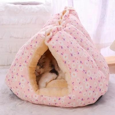 ragdoll enroulé dans un des coussins chat cocoon évolutif forme grotte
