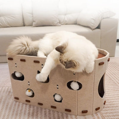ragdoll joue avec pompons cocon pour chat beige