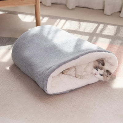 ragdoll lové dans nid chaton gris perle