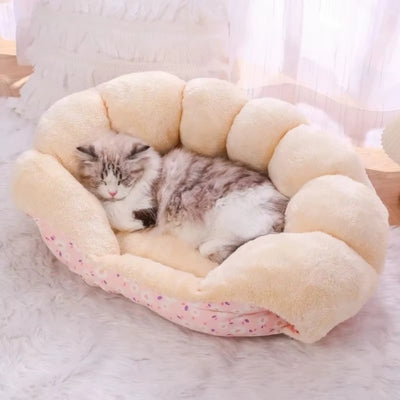 ragdoll lové dans un des coussins chat cocoon évolutif rose fleuri