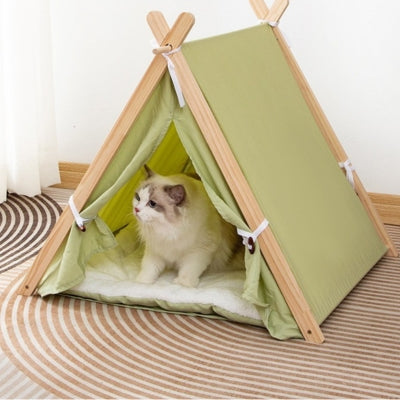 ragdoll relaxant confortablement dans tipi pour chat vert