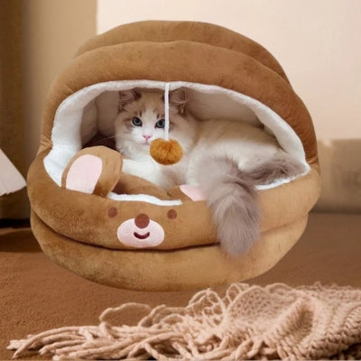 ragdoll relaxant dans niche chat intérieur marron 