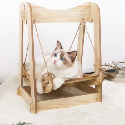 ragdoll relaxant confortablement sur son hamac à chat